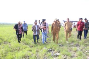 Kunker di Sumba Tengah, Pj. Gubernur NTT Tinjau Rencana Lokasi Pembangunan PLTS