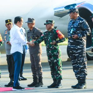 Pangdam IX/Udayana Bersama Danrem 161/WS Sambut Kedatangan Presiden RI di Bandara EL. Tari Kupang