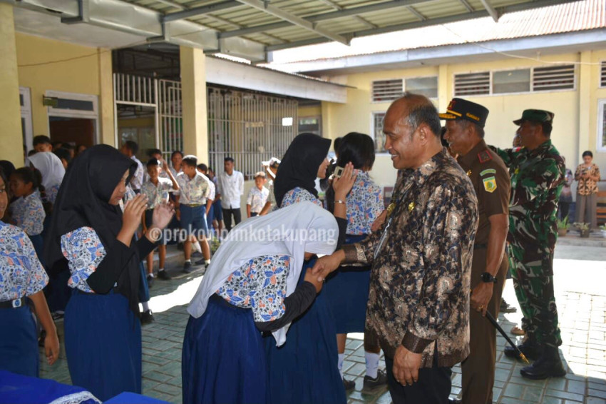 Kunjung ke SD-SMP Angkasa, PJ Wali Kota; Komitmen Bangun Generasi Berprestasi dan Berintegritas