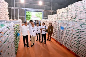 Pj. Gubernur Andriko Susanto Dampingi Presiden Jokowi Tinjau RSUD dan Gudang Bulog di Sumba Barat